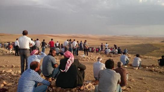 People watching the YPG fighting around Kobani.